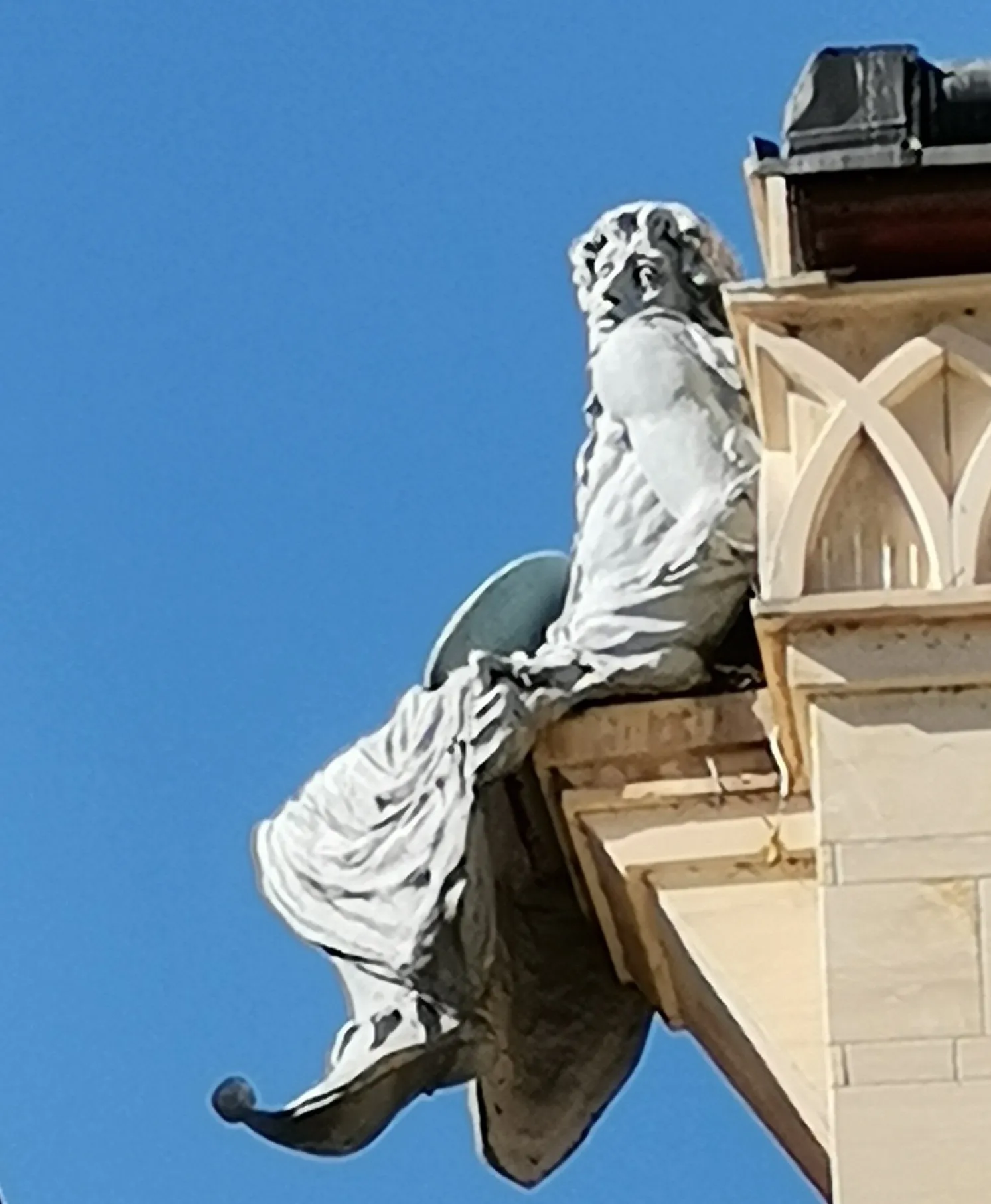 Menestrel - statuie în Centrul Vechi din Baia Mare Menestrel - statuie în Centrul Vechi din Baia Mare